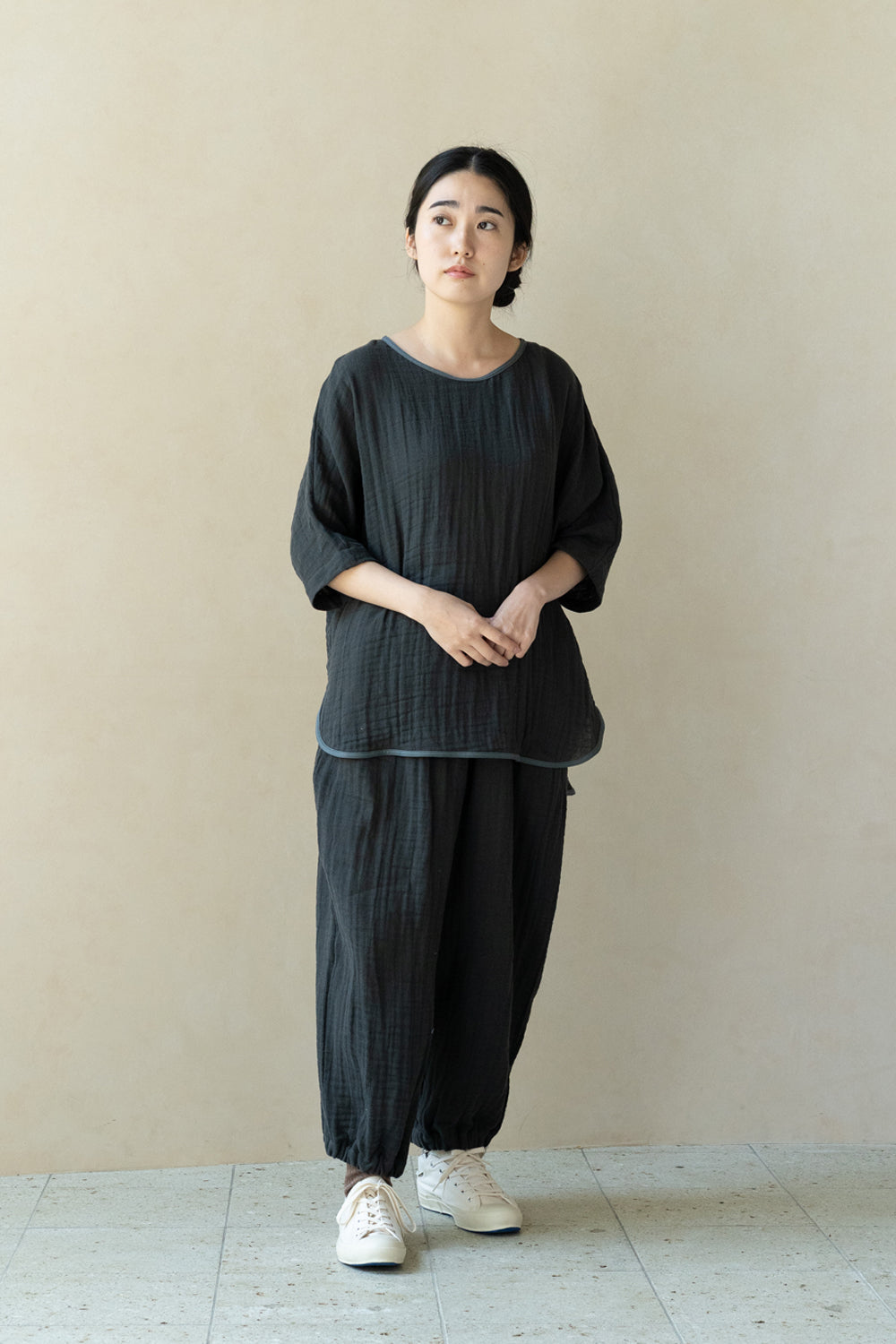 Set up drop shoulder gathered pants<br> AT4620B859AS4630B025<br> navy dungarees 
