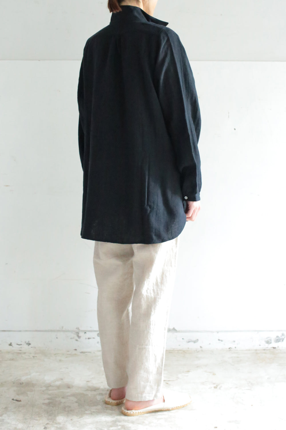 シャツ<br>綿麻　濃紺