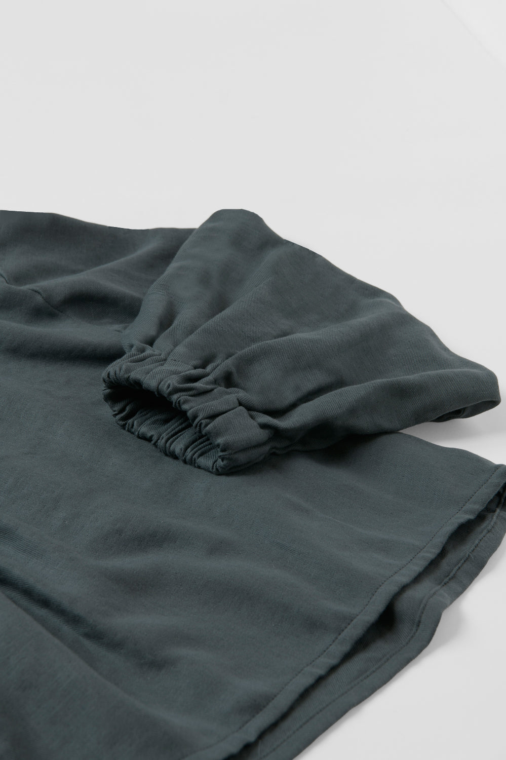 パフスリーブブラウス<br>綾織　ダークグリーン