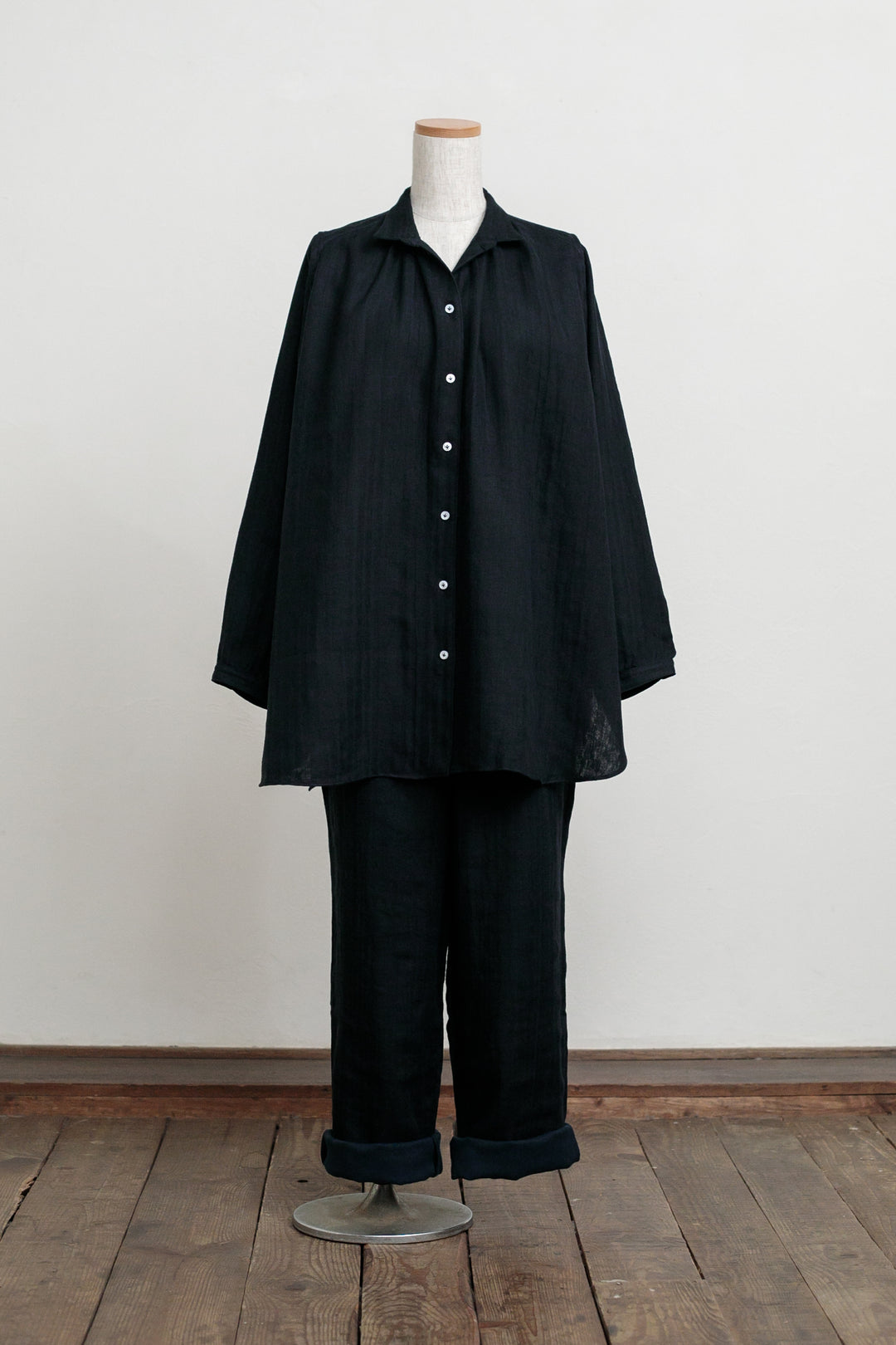 シャツ<br>綿麻　濃紺